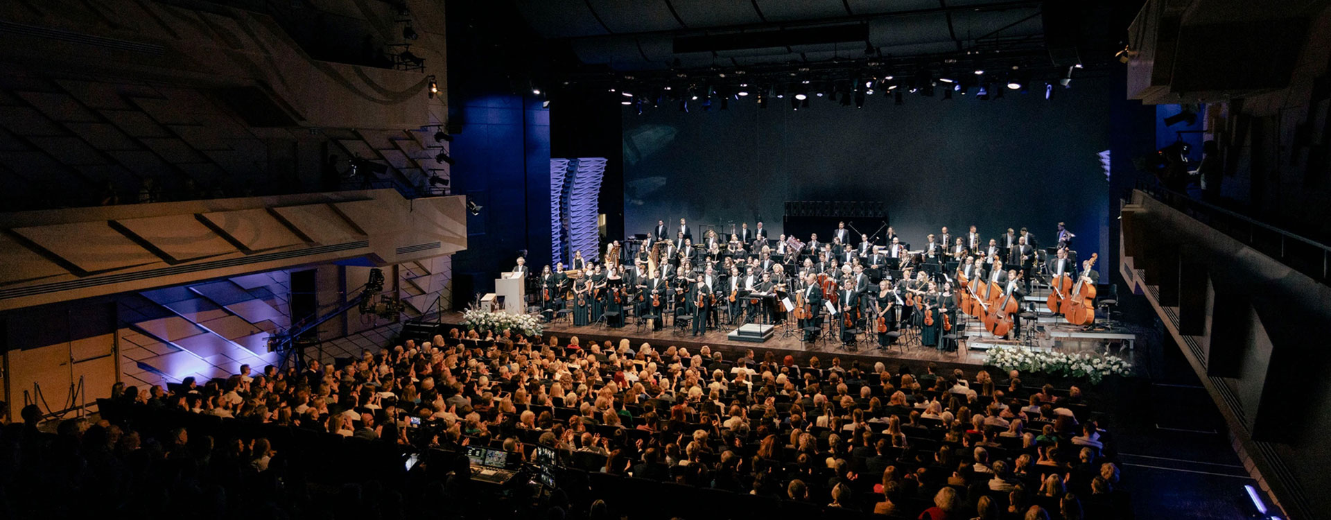 Tarmo Peltokoski Conducts Holst, Williams and Maskats - Latvian National Symphony Orchestra